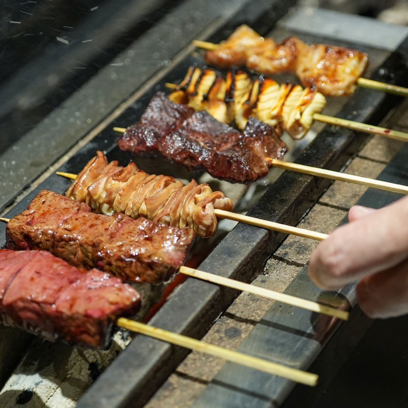 もつ焼き ふる矢のKUOHKA店舗ページに掲載された料理写真：焼き台に並ぶ串焼き