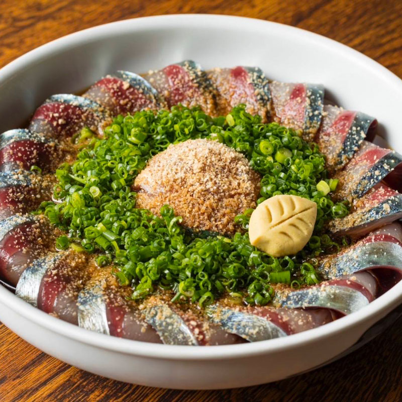 海鮮屋 はじめの一歩のKUOHKA店舗ページに掲載された料理写真：ごまをかけた魚料理