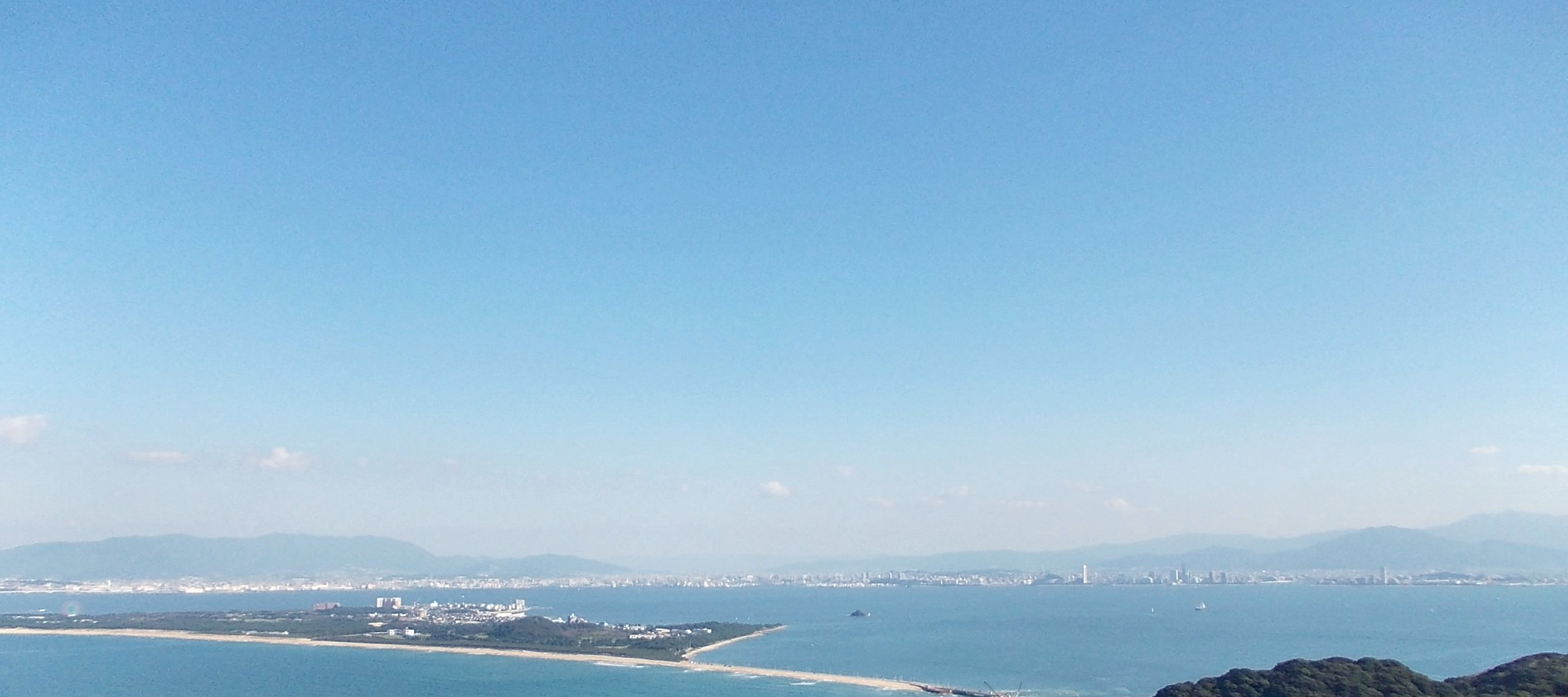 志賀島の潮見公園から望む海の中道と博多湾